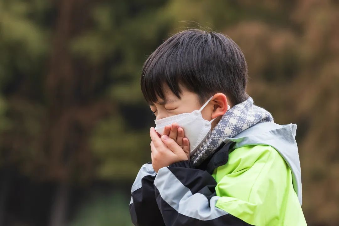 摄图网_501703232_秋冬儿童户外戴口罩流感咳嗽(企业商用).jpg 图片