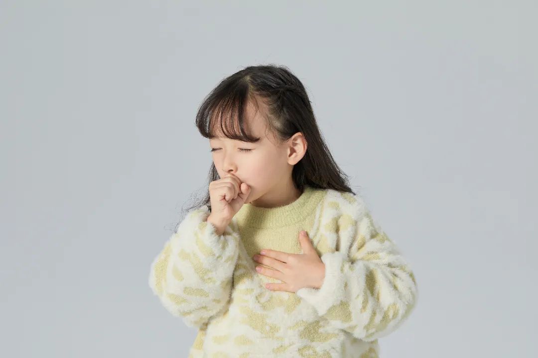 摄图网_501556061_小女孩生病咳嗽(企业商用).jpg 图片